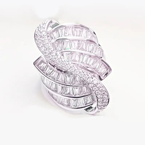Anello con Design Artistico a Linee, Stile Unico per Donne - Product Image 5