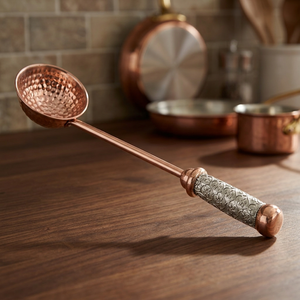 Louche en cuivre martelé avec manche en bois métallique - Product Image 3