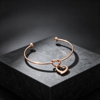 Bracelet jonc ouvert en acier inoxydable plaqué PVD avec breloque cœur, étanche et hypoallergénique pour femme