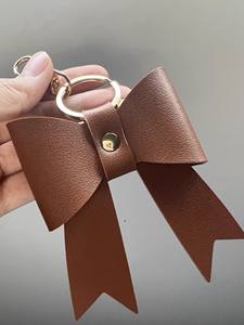 سلسلة مفاتيح جلدية أنيقة على شكل فيونكة، زينة حقائب جلدية، حلقة مفاتيح بتصميم فيونكة، مجوهرات فاخرة وراقية - Product Image 3