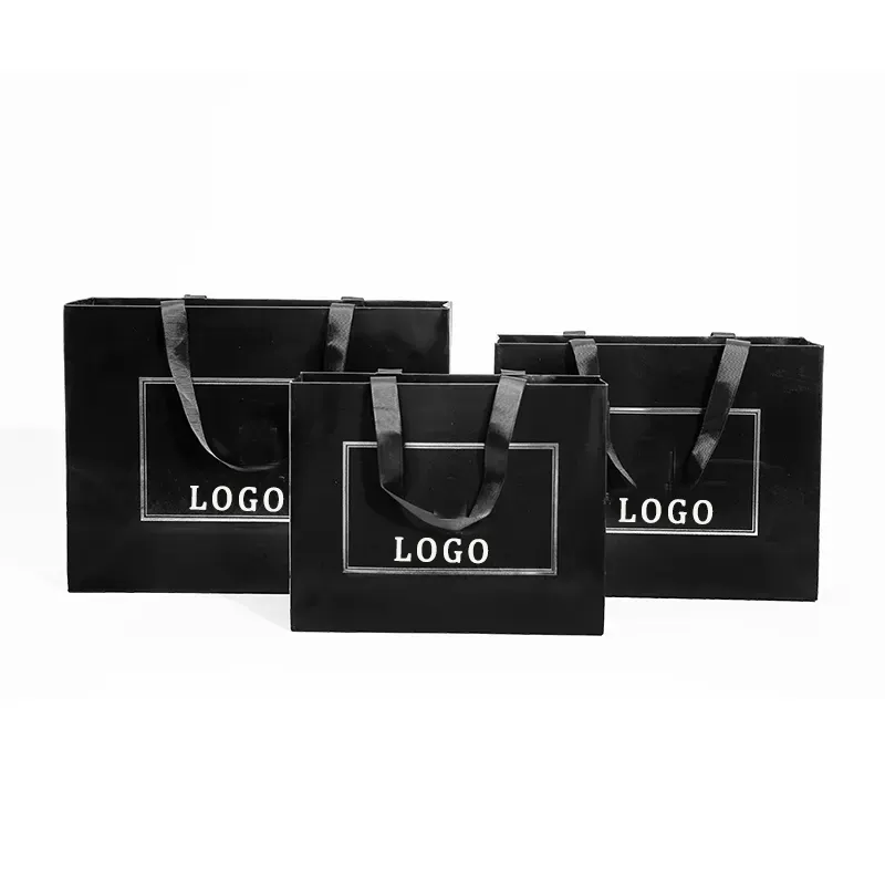 Saco de papel para embalagem de roupas, sacola de compras com alça de fita, sacola de papel luxuosa com logotipo personalizado e design gratuito, papel preto fosco