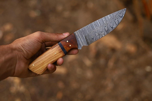 Couteau de chasse en acier Damas de qualité industrielle, manche en bois fait main, OEM, pour bushcraft, camping, randonnée et activités de plein air - Product Image 3