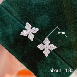Orecchini a Perno con Quadrifoglio in Cristallo per Donne, Accessori Minimalisti ed Eleganti per Uso Quotidiano - Product Image 5