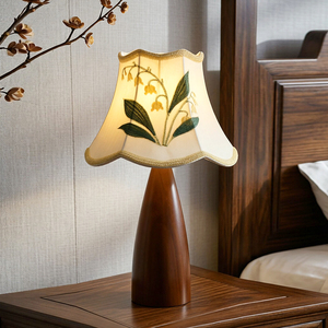 Lámpara de mesa de tela estilo vintage Lily Of The Valley, base de madera maciza, fuente de luz LED E27, dormitorio, sala de estar, estudio - Product Image 3