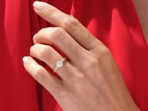 Elegante anillo de bodas de compromiso de eternidad de diamante de moissanita de Plata de Ley 925 de lujo para mujer accesorio chapado en oro - Product Image 2