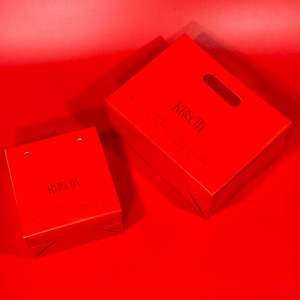 Sac en papier personnalisé avec poignée, impression de grain de marbre sur le papier avec des mots en feuille d'or, OEM/ODM acceptable - Product Image 1