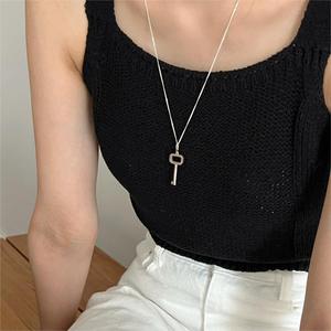 Collar con Colgante de Llave Gruesa, Plata de Ley 925, Joyería Minimalista para Mujer, Collar con Dije de Llave Geométrica Audaz, Regalo - Product Image 4