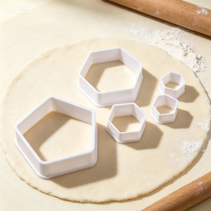Emporte-pièces en forme de ballon de football en plastique, moules pour la décoration de gâteaux en pâte à sucre, outils de pâtisserie - Product Image 2
