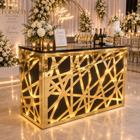 Table de présentation de gâteaux de mariage avec comptoir éclairé par LED et surface noire brillante pour la décoration de la station de desserts des banquets d'hôtel