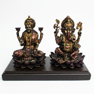 Ensemble d'idoles Lakshmi Ganesha en résine artisanale Nirmala Handicrafts, finition métallique antique, base en bois, déité hindoue pour table. - Product Image 3