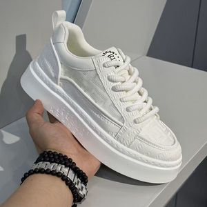 ขายตรงจากโรงงาน รองเท้าผู้ชาย รองเท้าลำลองสีขาว ระบายอากาศดี ทันสมัย ใส่เดินเล่น กันลื่น เพิ่มความสูง สไตล์สปอร์ต - Product Image 4