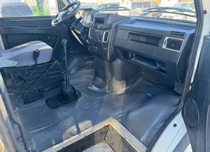 Fourgonnette compacte Iveco Daily 2017 avec moteur 2.8T, diesel turbocompressé, transmission manuelle, intérieur foncé, MPV 11 places - Product Image 3