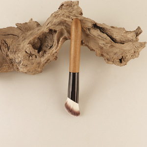 Pinceau de contour angulaire en poils synthétiques avec manche en bois de 3 cm pour l'application de fard à joues - Product Image 2