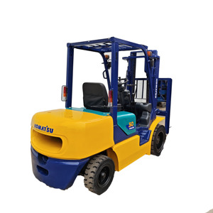 Chariot élévateur Komatsu FD30 de trois tonnes, machine de levage d'origine Komatsu du Japon, chariot élévateur diesel avec siège conducteur, d'occasion - Product Image 1