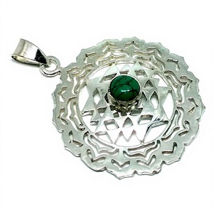 เครื่องประดับสร้อยคอเงินจี้ Shri Yantra ชาร์จพลังงานสีเขียวขุ่นที่สวยงาม - Product Image 1