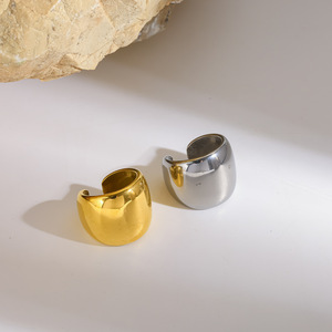 Pendientes de clip geométricos en forma de C, chapados en oro de 18k, de acero inoxidable, para orejas sin perforar. - Product Image 4