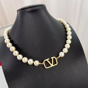<span class=keywords><strong>Collier</strong></span> de luxe pour femmes, bijoux de créateur, haute qualité, couleur or, charmes à la mode, lettre <span class=keywords><strong>V</strong></span>, marques célèbres - Product Image 1