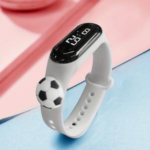 Montre électronique sportive <span class=keywords><strong>pour</strong></span> étudiants LED, résistante à l'eau, écran tactile, affichage numérique de football - Product Image 1