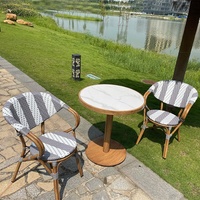 Meubles de café de patio, chaise de bistrot française, rotin, osier, aluminium, bar, restaurant parisien, hôtel, jardin, table et chaises de salle à manger en plein air