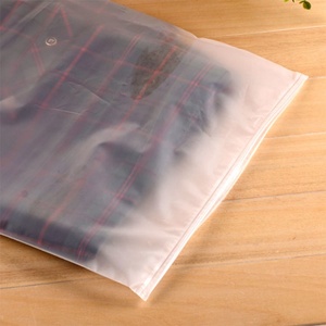 パッキングバッグマットプリントカスタムポリジッパーロックつや消しプラスチックパッキングジッパー衣服包装バッグ衣類用エヴァウィズロー