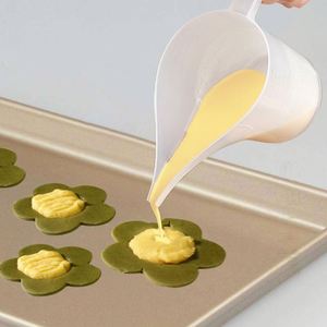 Verre doseur transparent 1L en PP de qualité alimentaire avec long bec verseur pour la pâtisserie, le laboratoire et le versement de pâte à gâteau - Product Image 5