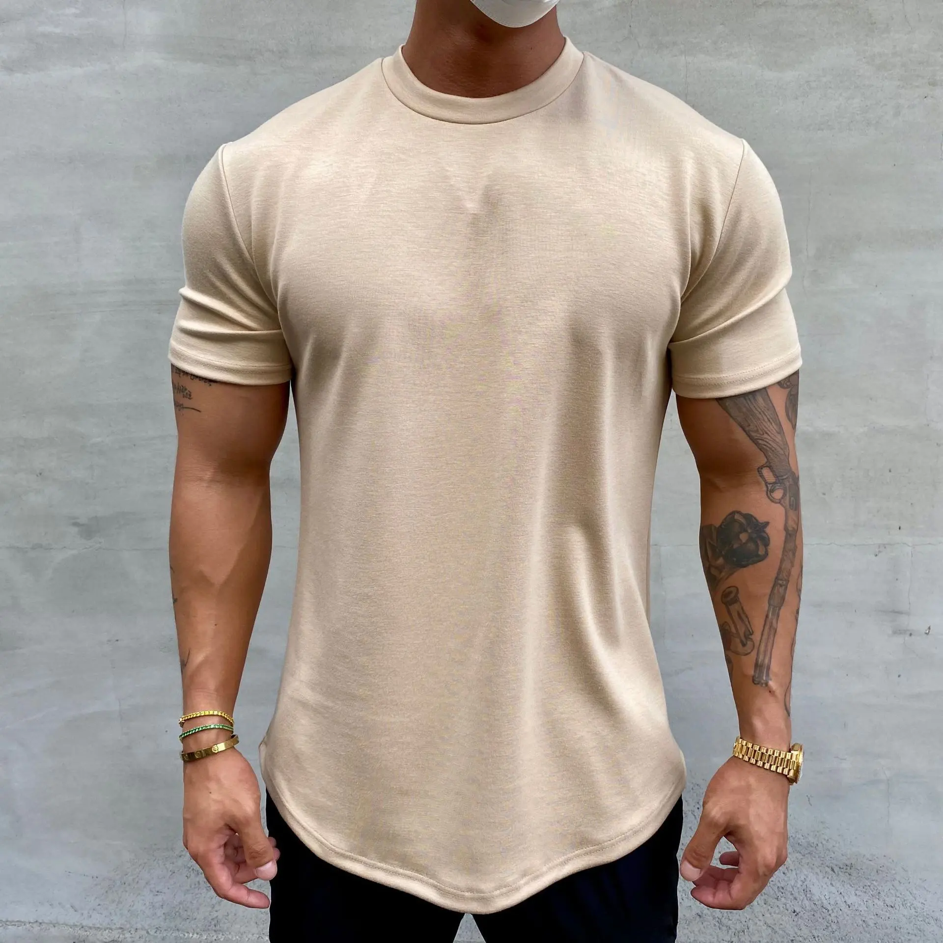 Custom Gym Wear Baumwolle Spandex Fitness Herren T-Shirt Blank Mock Neck Slim Fit Curve Hem Kurzarm