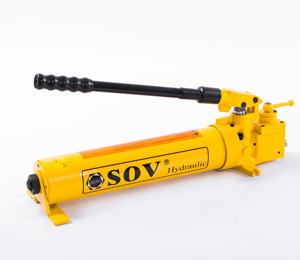 Pompe à huile hydraulique manuelle à double action en acier SOV P 84 pour applications de fraisage - Product Image 1