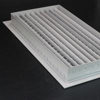 Grille linéaire à double déflection en aluminium blanc et registres pour la climatisation des plafonds de chambres d'hôtel