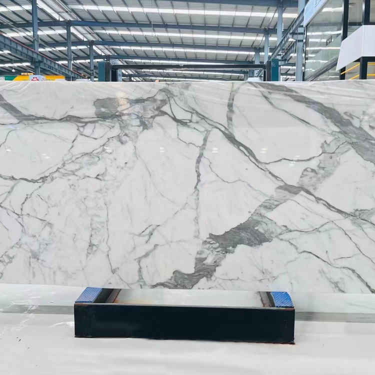 Мрамор бьянко каррара в интерьере. Белый чистый мрамор. Белый чистый мрамор. Каррара серый мрамор. Керамогранит carrara smoke 60x120.