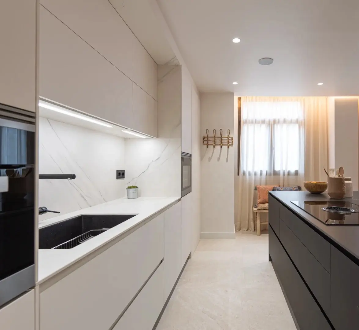 2022 Nieuwste Ontwerp Aangepaste Made Professionele Wit Donker Gery Luxe Keuken Set Meubels Met Keuken Eiland Tafel Voor Thuis