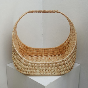 Le panier en rotin KRJ au style bohème, de couleur naturelle, fabriqué à partir de jacinthe d'eau écologique, est parfait pour une touche d'élégance. - Product Image 1