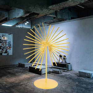 ของตกแต่งบ้านเหล็กหล่อรูปดอกไม้สไตล์นอร์ดิกโมเดิร์นสุดหรู ลายเส้นนามธรรมสีทอง งานแฮนด์เมดแบบแขวนเคลื่อนย้ายได้ เหมาะสำหรับบ้านหรืองานบาร์มิตซวาห์ - Product Image 2