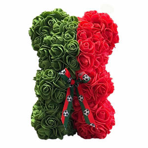 Ours en roses artificielles de luxe sur le thème du Portugal, fait main, avec ruban de football, cadeau haut de gamme pour les amateurs de football - Product Image 1