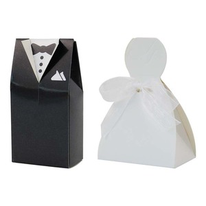 Boîte cadeau de mariage occidentale en papier avec motif de costumes de marié et mariée et nœud en ruban - Product Image 5