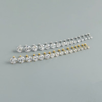Pendientes Minimalistas de Plata de Ley S925 con Circonita Multitamaño en Forma de Tornillo de Cuatro Puntas para Tienda Online