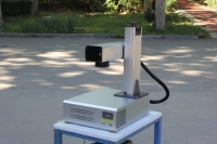 Équipement de marquage laser à fibre de petite taille 20W-50W, marqueur laser métallique haute précision
