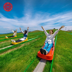 Parc d'attractions avec piste de ski sur herbe, glisse sur herbe en montagne, glisse sur herbe en pente, glisse sur herbe en montagne - Product Image 5