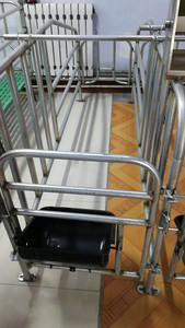 Jaula de Parto Galvanizada para Cerdos, Equipo de Cría con Alimentación y Bebedero Automáticos - Product Image 4