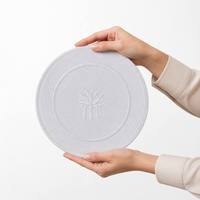 Set de table rond personnalisé MJS en satin tissé blanc cassé avec logo arbre brodé pour hôtel et restaurant