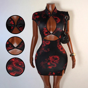 Robe Cheongsam Tendance H0233-2026 – Qipao Moderne à Manches Courtes Imprimé Dragon Chinois, Coupe Ajustée et Découpes Sexy pour Femme - Product Image 1