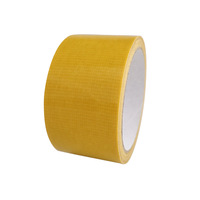 Ruban adhésif double face en tissu jaune à haute adhérence, sans résidu, pour la fixation de tapis et moquettes d'exposition