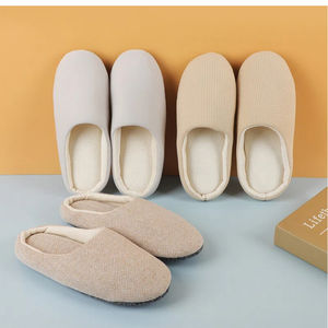 รองเท้าสลิปเปอร์โรงแรมผ้าคอรัลฟลีซแบบกำหนดเอง ดีไซน์สวยงาม สวมใส่สบาย เหมาะสำหรับสปา ห้องพักในร่ม สำหรับแขกทั้งชายและหญิง - Product Image 1