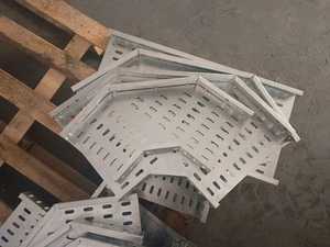 Vente en gros à prix réduit de chemins de câbles perforés galvanisés à chaud, fabriqués par une usine chinoise - Product Image 5