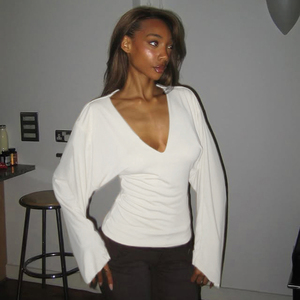 Camiseta de Mujer de Estilo Casual Minimalista Europeo-Americano, Cuello en V Profundo, Corte Regular, Color Sólido, Manga Corta Versátil Tipo Murciélago, Tejido de Punto - Product Image 5