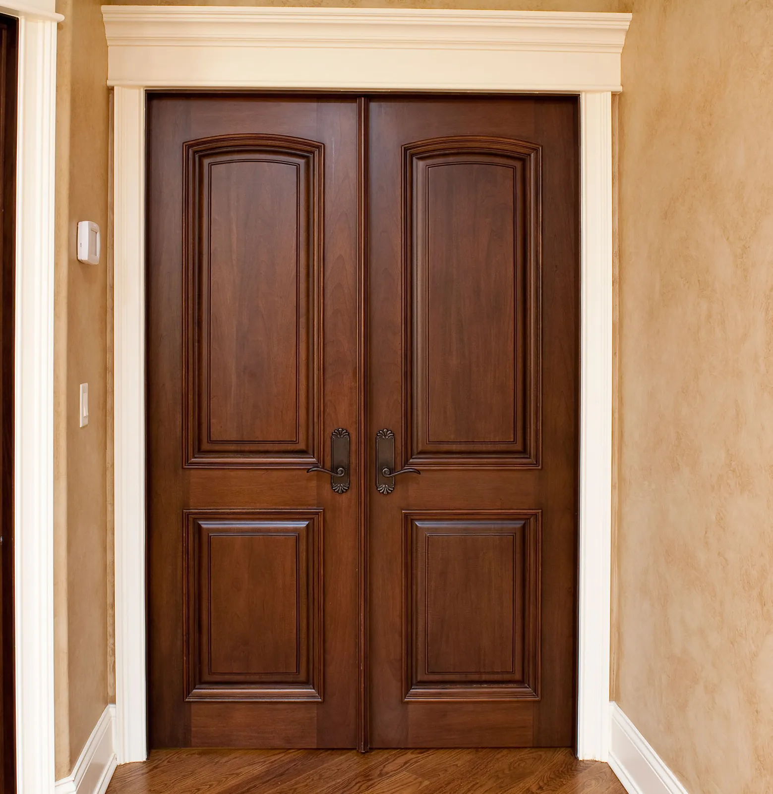 Роскошный интерьер, классический дизайн, винированная дверь из тикового дерева с 4 панелями и приподнятыми молдингами