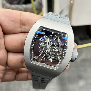 Un moderno reloj mecánico de lujo para hombre con reserva de marcha, correa de caucho impermeable y esfera esqueletizada. - Product Image 6