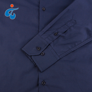 Venta al por mayor de encargo <span class=keywords><strong>azul</strong></span> <span class=keywords><strong>marino</strong></span> de algodón polivinílico <span class=keywords><strong>para</strong></span> hombre de manga larga Oem Hotel uniforme <span class=keywords><strong>camisa</strong></span> - Product Image 4