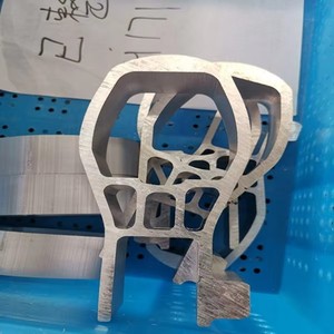 Scie à découper l'aluminium CNC à tête unique contrôlée par PLC avec certificat CE pour la fabrication et le traitement des métaux industriels - Product Image 3