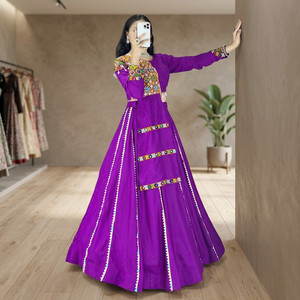 Ensemble Lehenga Choli pour femme en rayonne et coton violet, avec broderies et travail de miroirs Gamthi, longueur ras du sol, séchage rapide, vêtement traditionnel indien - Product Image 1