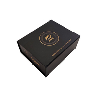 Boîte à rabat rigide en carton avec finition mate premium, fermeture magnétique, logo en feuille d'or, insert en mousse et poche intérieure